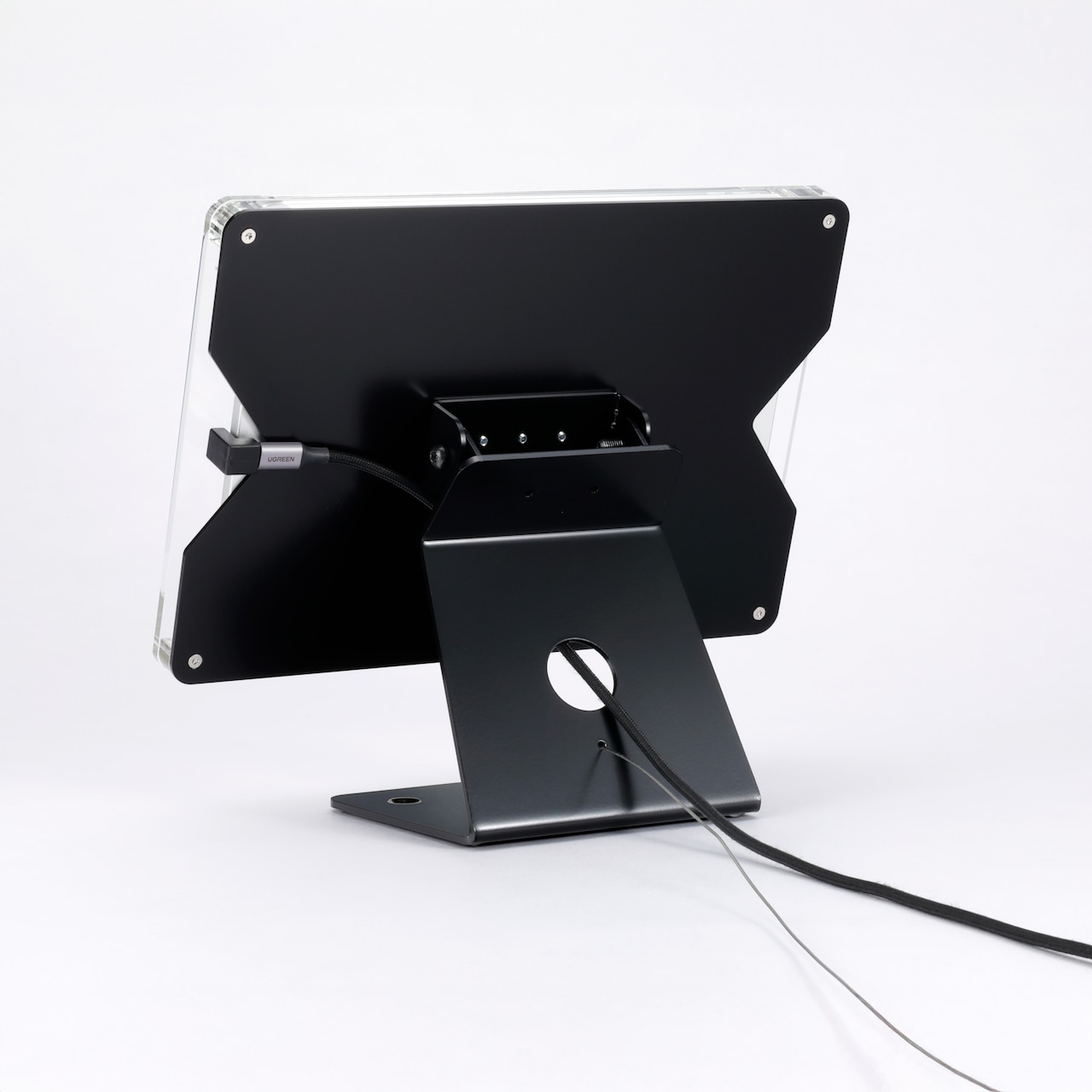 充電ケーブルとセキュリティワイヤーを取り回したB1の背面